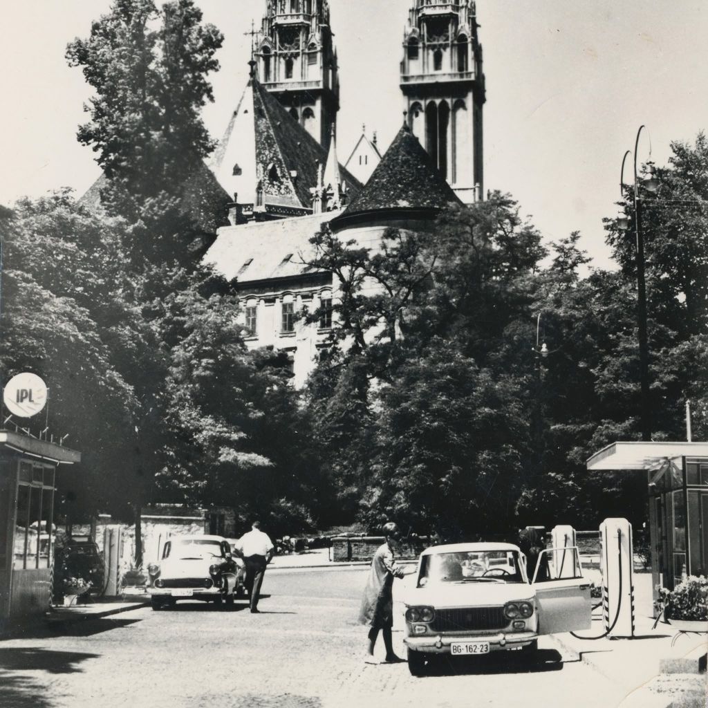 Benzinska pumpa INA, Trg Marka Oreškovića (današnji Langov trg) 1970-ih godina A